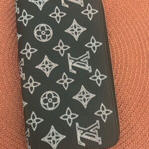 Louis Vuitton limited edition zippy wallet with COA.